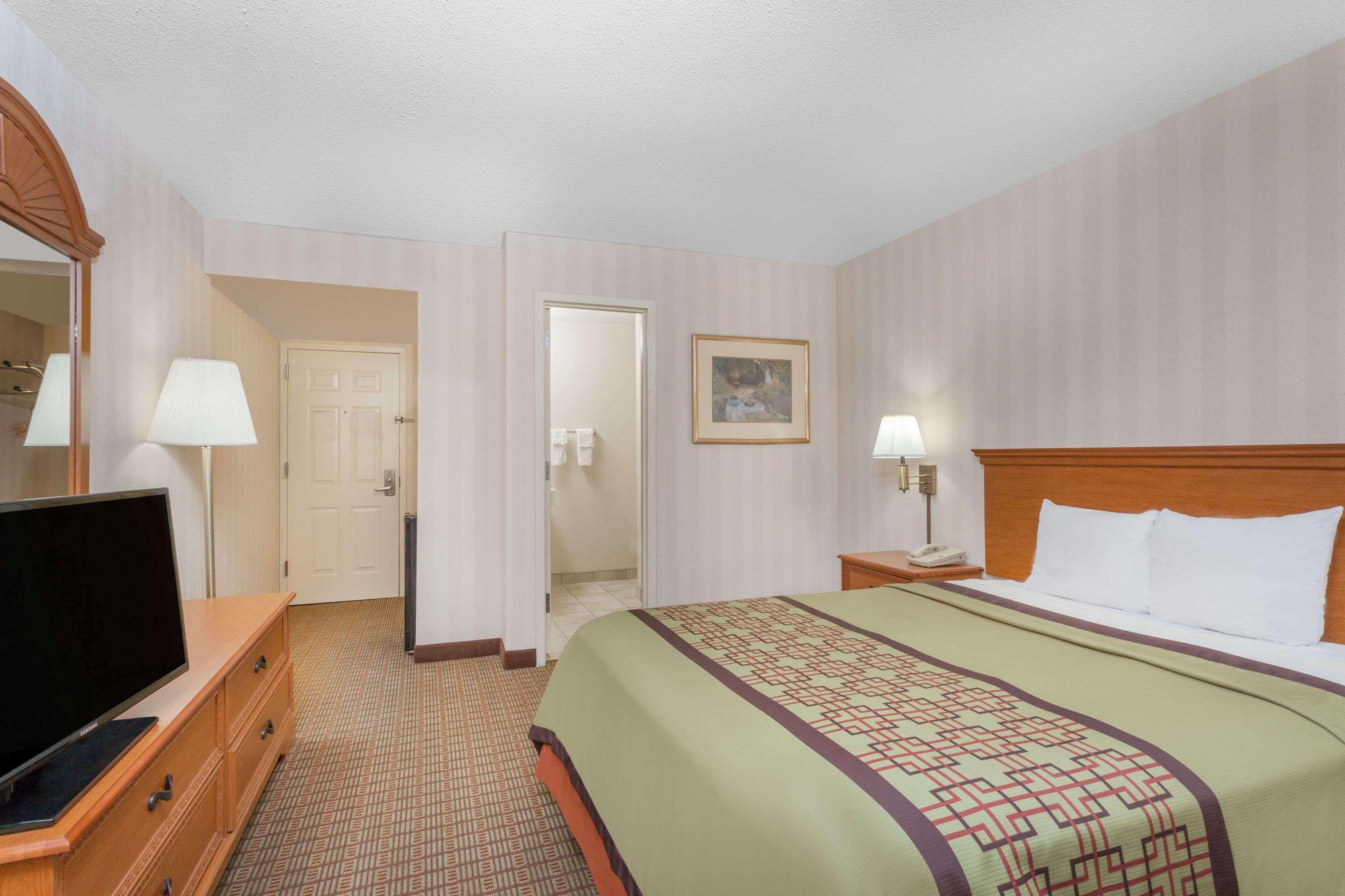 Days Inn By Wyndham Albany Suny Bagian luar foto