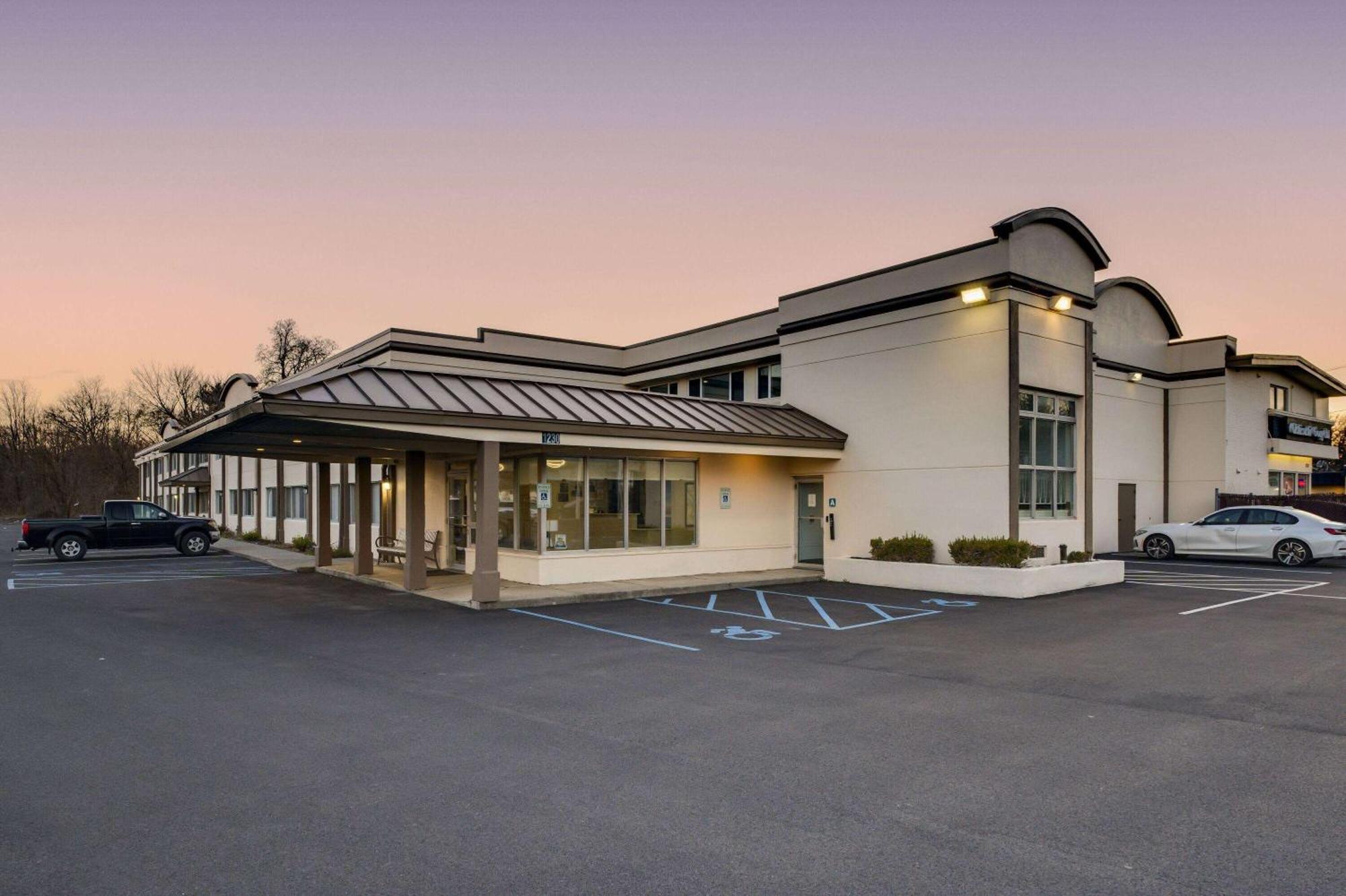 Days Inn By Wyndham Albany Suny Bagian luar foto