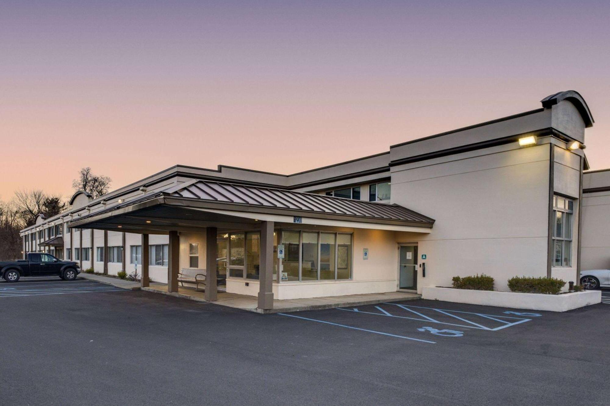 Days Inn By Wyndham Albany Suny Bagian luar foto
